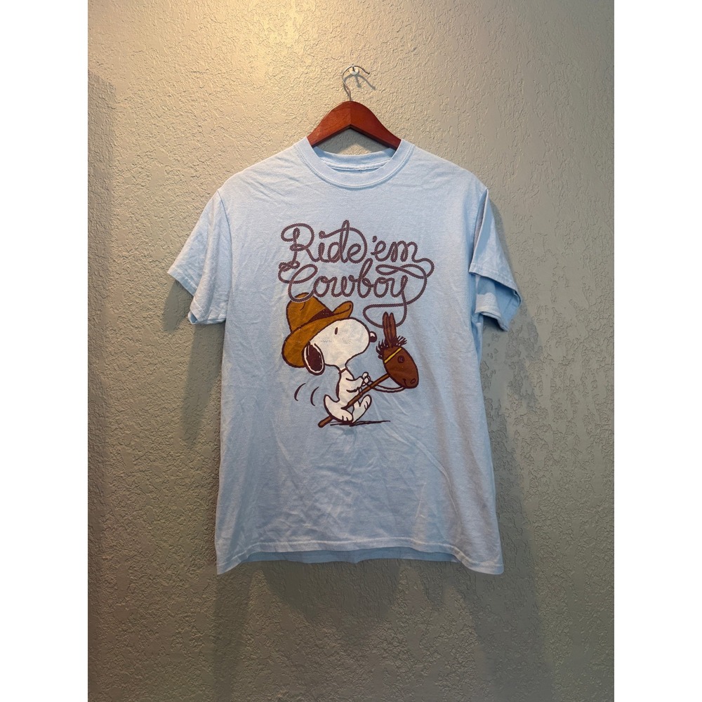 Peanuts Snoopy Ride em Cowboy Graphic T-Shirt Light Blue Cotton S/M